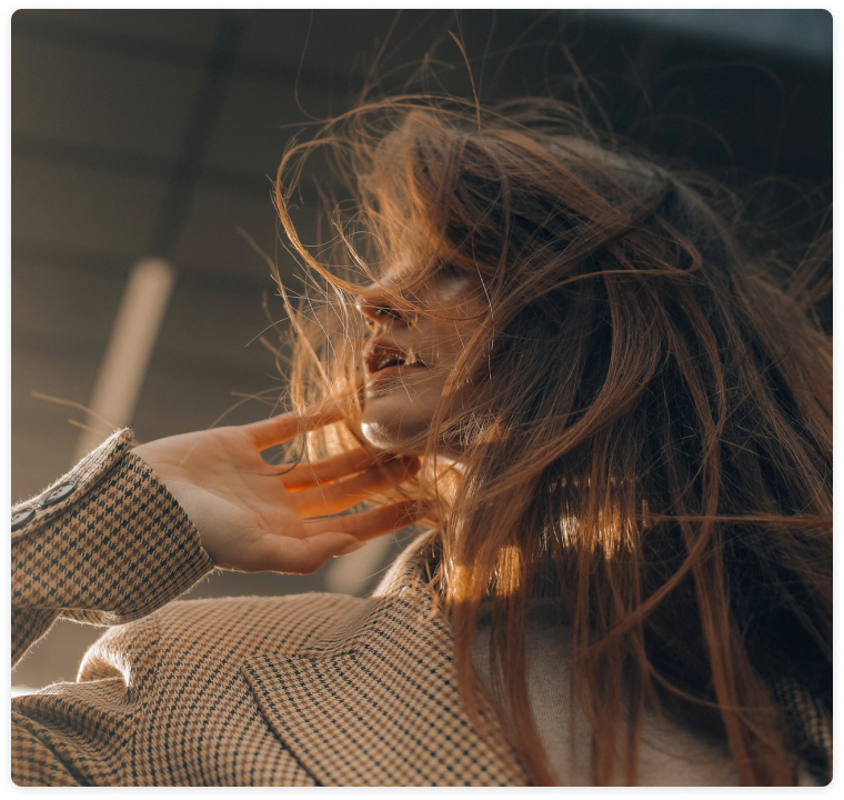 Gros plan sur les cheveux d'une femme
