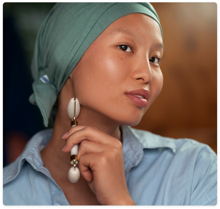 Femme avec un foulard sur les cheveux en train d'appliquer sa routine de soins