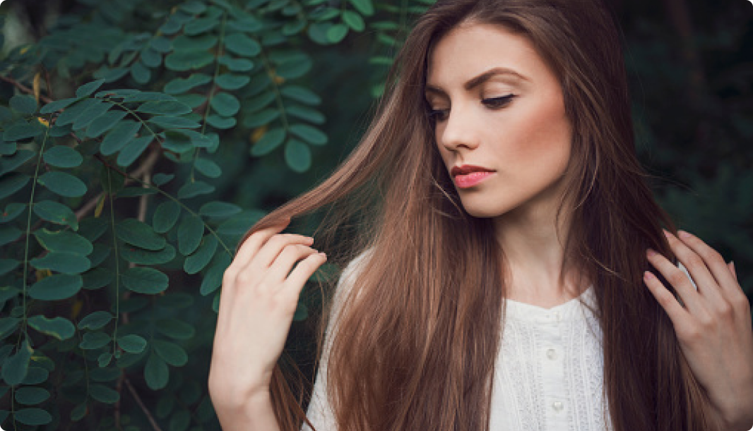 Femme touchant ses cheveux