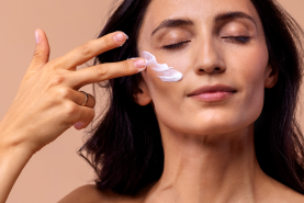 Femme appliquant une crème pour le visage