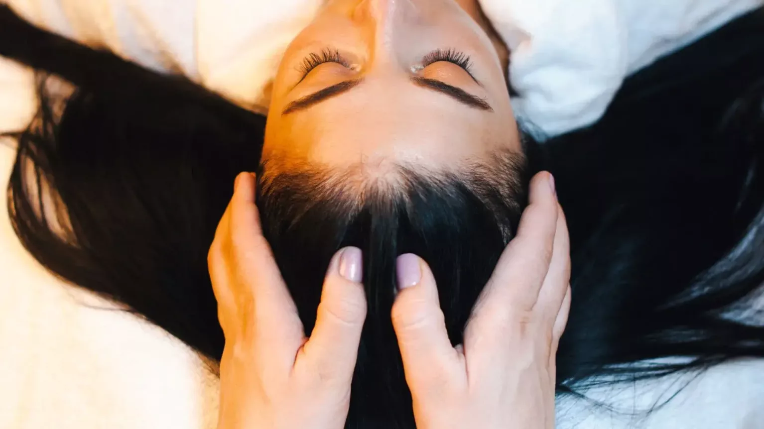 Massage repousse des cheveux après traitement